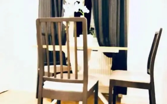 Family 5BR Apt Near Augarten Garden
