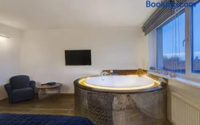 June street Spa apartments