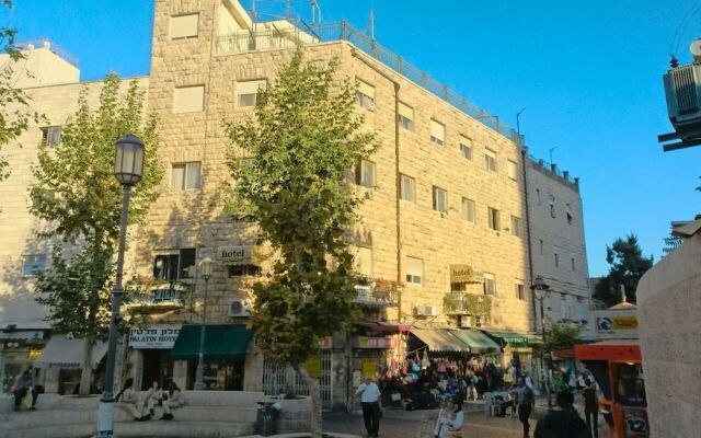 Palatin Hotel Jerusalem Израиль, Иерусалим - 9 отзывов об отеле, цены и фото номеров - забронировать отель Palatin Hotel Jerusalem онлайн городской автобус