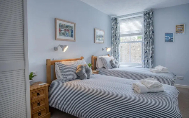 Beachcomber Seaside Apartment - 2 Bedroom - Tenby