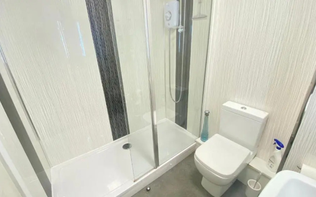 Paisley Central Apartment #3