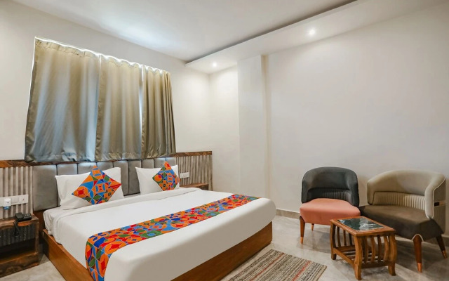 FabHotel Royale 116- Nr. Supertech Medicare Polyclinic Noida