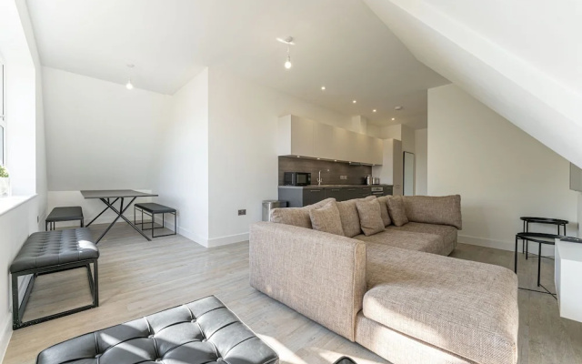 Contemporary 2 Bed Apartment Solihull NEC
