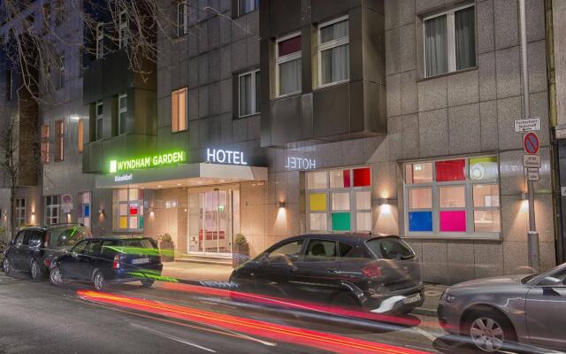 Отель Wyndham Garden Düsseldorf City Centre Königsallee вид на фасад