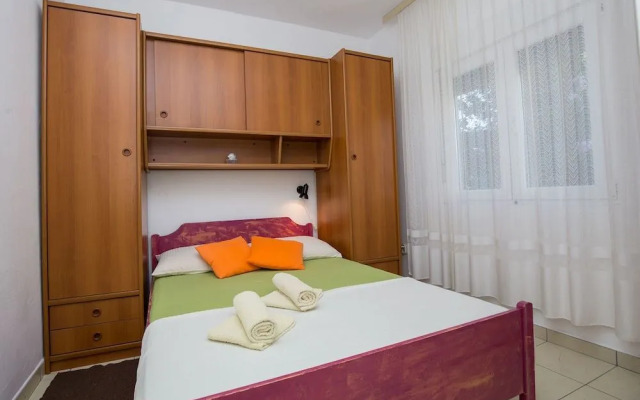 Apartments and Room Thea