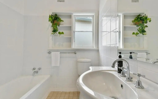 Leafy Lamrock Cosy 3 bedroom home Near CBD