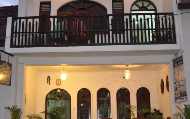 Отель Thenu Rest Guest House вид на фасад