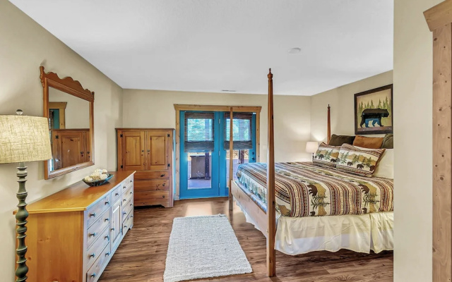 4 Mi to Sapphire Ski! Mtn-view Cabin w/ Deck