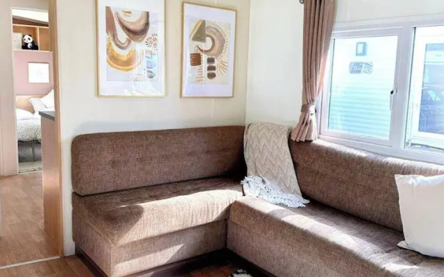 Harwich - Caravan - Sleeps 10 - Garden - Pool