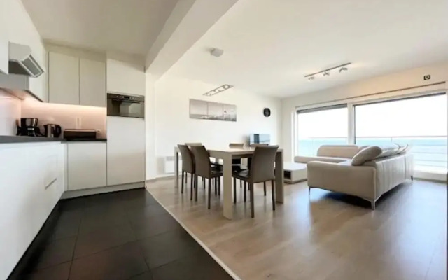 Stylish Flat With Sea Views