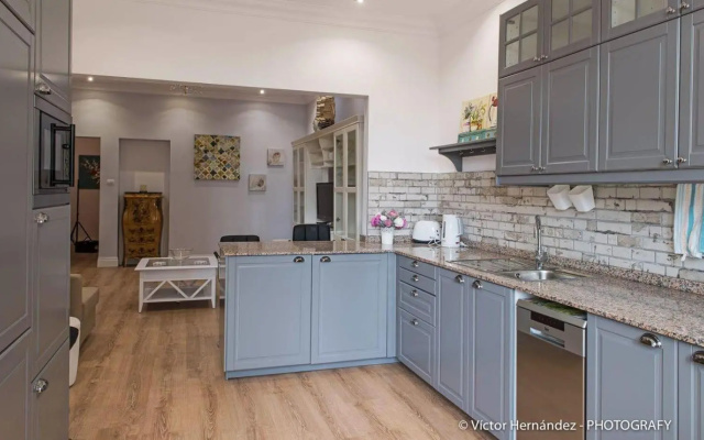 Flatguest Living House
