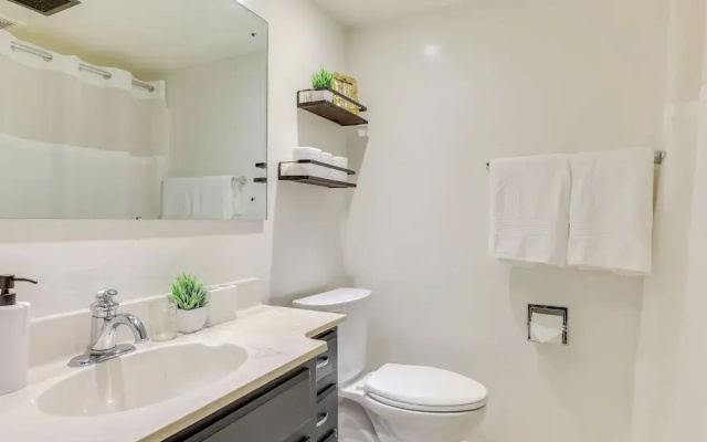 Family-friendly Lincoln Home w/ Sandbox & Grill!