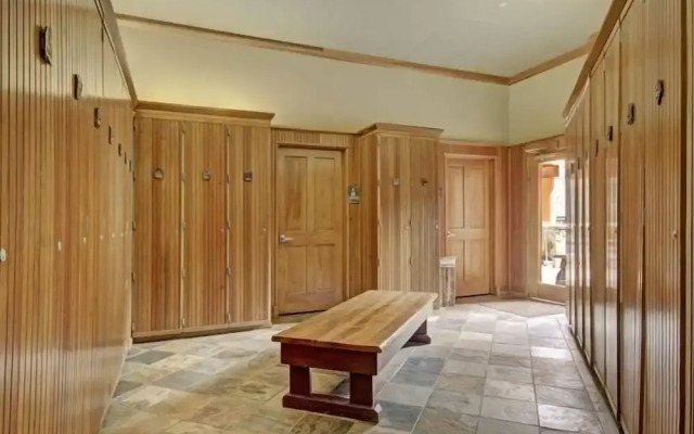 3 Bedroom Mountain Condo in River Run Village With Expansive Mountain Views and Walking Distance to Ski Slopes