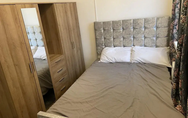 3 Bed House - Sleeps 5 - Parking - Wifi