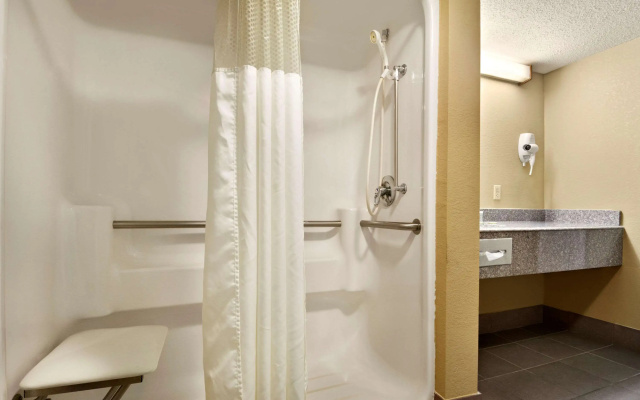 Super 8 by Wyndham Hattiesburg North/University Area