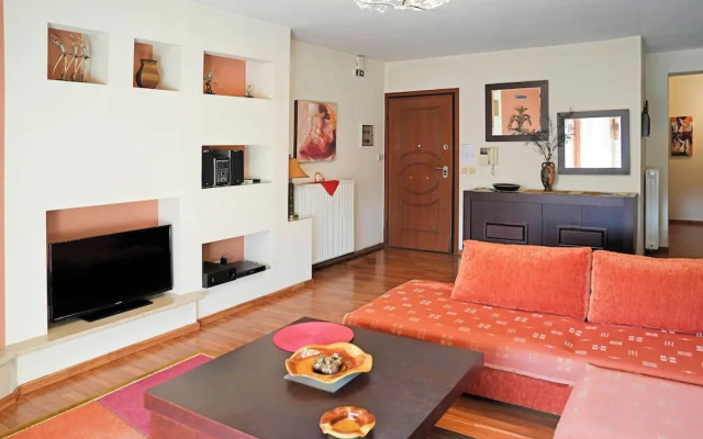 Central Grevena Retreat With Mountain Views