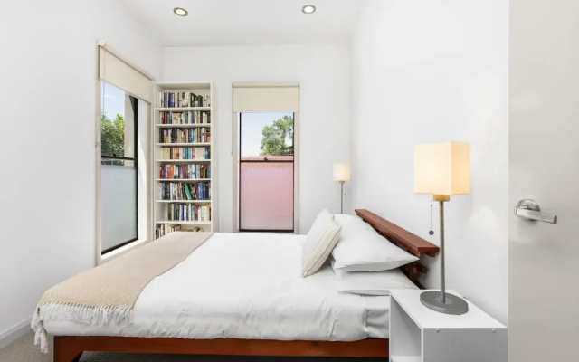2-bed Apartment With Parking & Balcony Near Trains