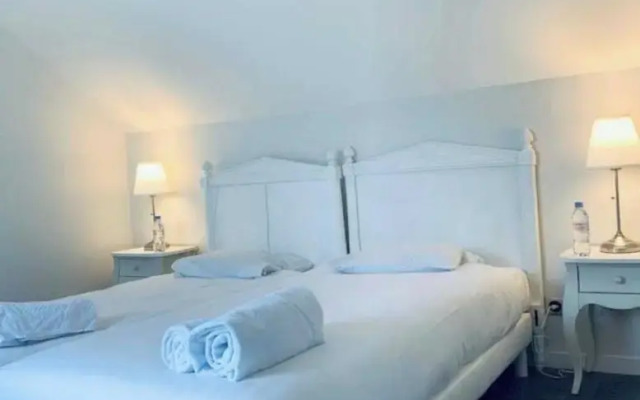 House for 18 People With Cinema Place Morny