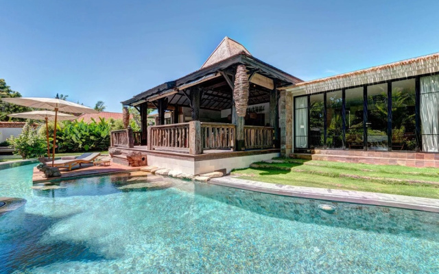 Secluded Wooden Villa, 3 BR, Canggu With Staff
