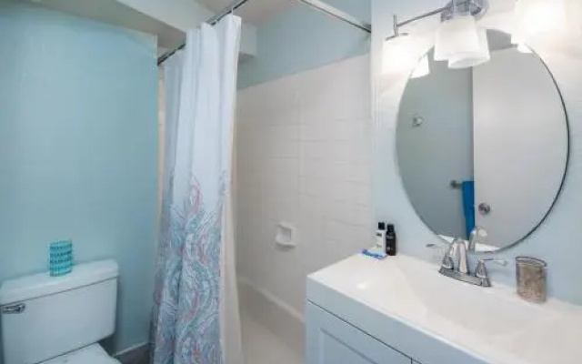 Modern Waikiki Sleek Studio