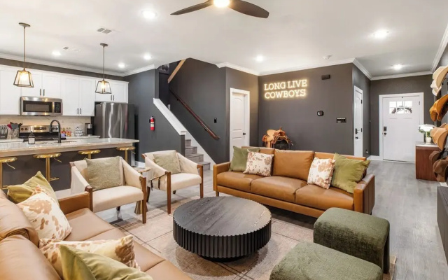 Modern 4BR Ensuite Townhome Near Texas A&M