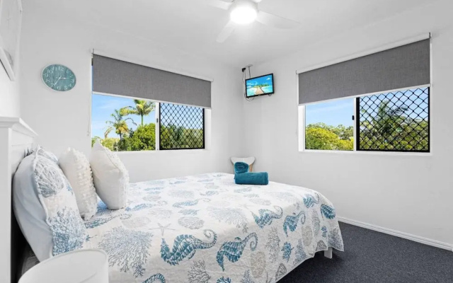2-bed Escape With Pool, Steps From Torquay Beach