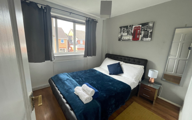 Apartment - Sleeps 4 & On-site Parking