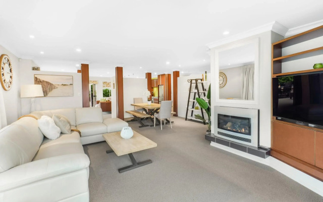 Lake Retreat - Hamilton Holiday Home