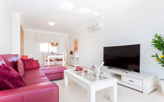2 bedroom Sea View apartment, private parking