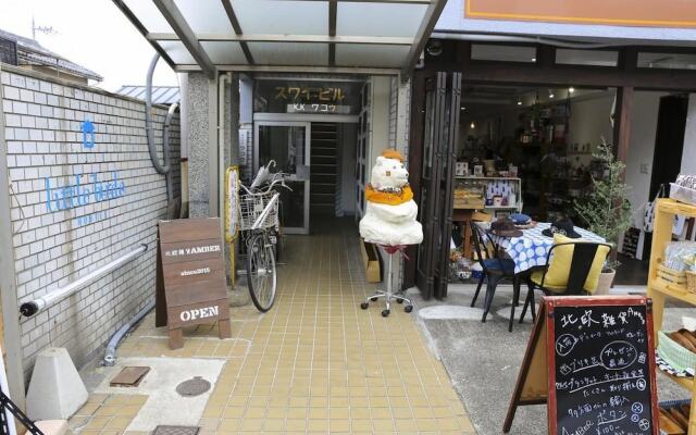 Little Birds Hostel Omihachiman Омихатиман вид на фасад