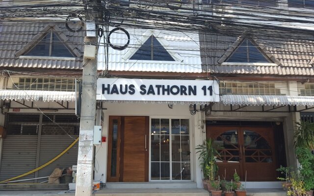 Отель Haus Sathorn 11 Bed & Breakfast Бангкок вид на фасад