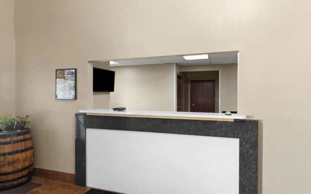Super 8 by Wyndham Shepherdsville / Louisville South I65