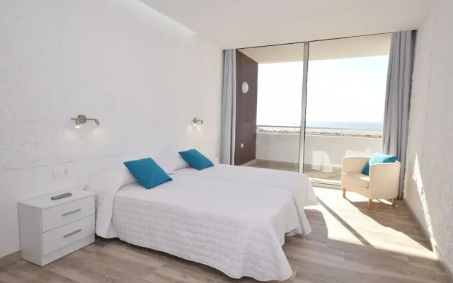 Spacious Apartment in Solana Matorral With Terrace