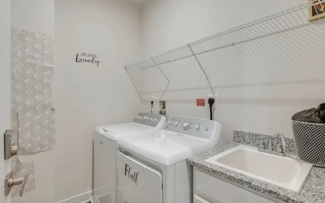 Townhome at Laurel Park: Modern & Spacious Getaway