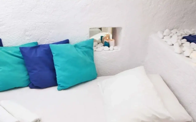 Blu Bianco Cave House