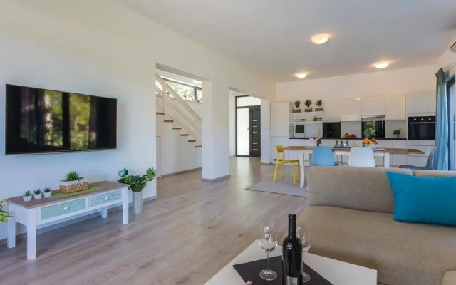 Beautiful Home in Premantura With Wifi and 4 Bedrooms