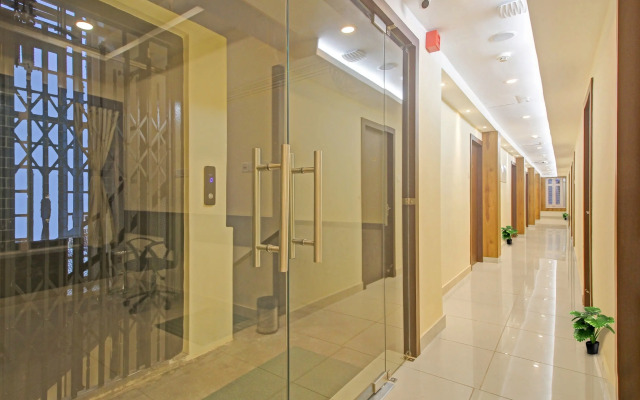 Super Townhouse Centre Point Inn Near Esplanade Metro Station