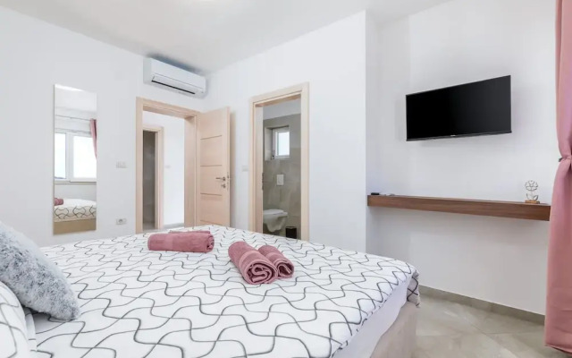 Lovely Family Bungalow With Private Pool