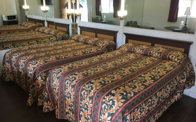 Colonial Pool & Spa Motel
