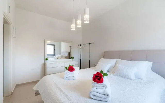 Best Location New Apt Full Amenities