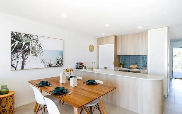 Exquisite 1-bed Apartment With Bay Views