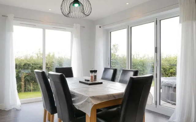 Field View 5-bed House - Free Parking