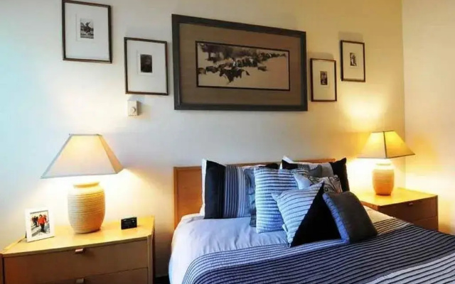 Greyhawk in Warm Springs by Alpine Lodging