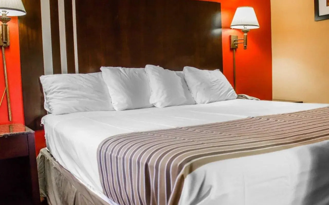 Rodeway Inn Macarthur Airport