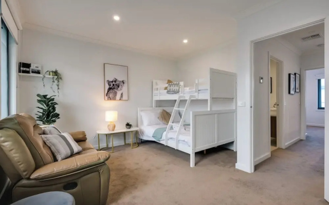 StayAU Stylish 4BR Home Ringwood