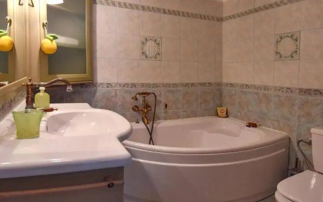 Family home a 3 minute walk from 2 beaches