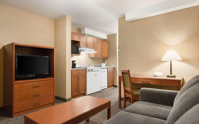 Days Inn & Suites by Wyndham Cochrane
