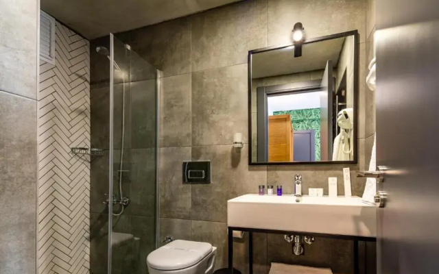 Green Parrot Hotel