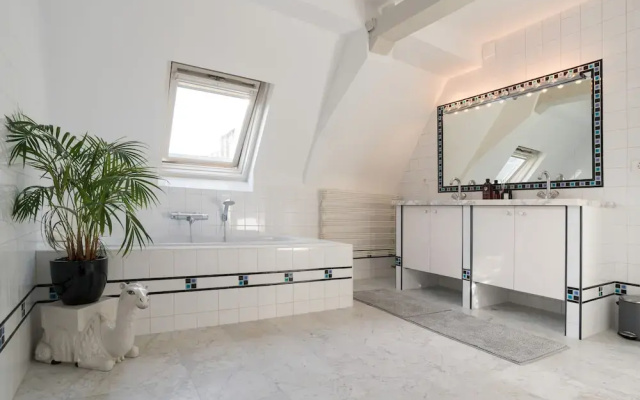 17th Century Canal Apartment with Roof Terrace