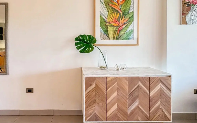Modern Luxury Condo Close to the Beach